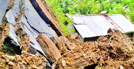 Massive landslides wreaked havoc in three hill distrcts early Tuesday.