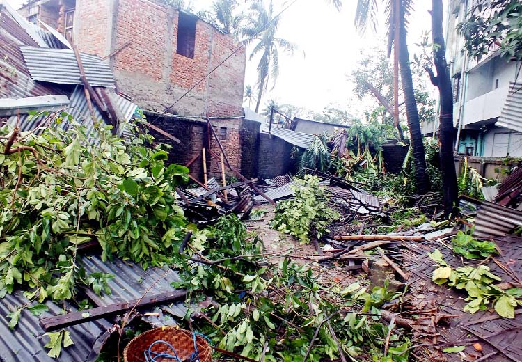 Houses, tress and roadsides shops have been vandalised by tornado at Golichipapara area in Halisahar on Monday night.