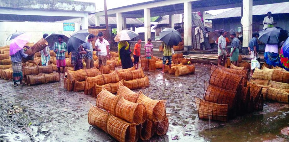 PIROJPUR: Traders at Sandha Bazar in Kaukhali Upazila are busy in chai ( a kind of fishing trap) sale. This picture was taken yesterday.