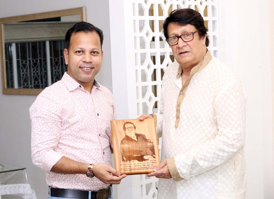 Legendary Indian Bengali film actor Ranjit Mallick received the special honour from bbarta24.net, Bangladeshi online news agency at his residence in Kolkataâ€™s Tollygunge area recently. He received the crest from senior reporter of the news agency O