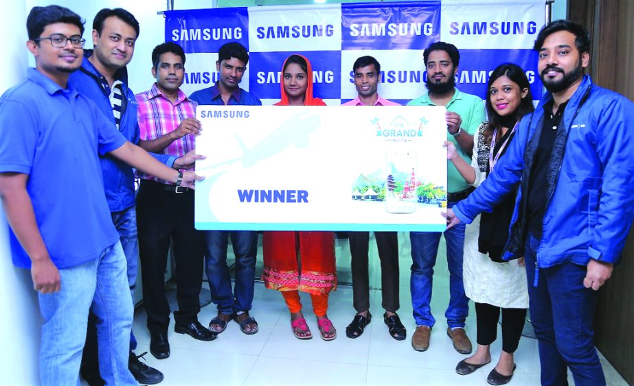 Sabrina Shaifuddin, Sohel Rana Akter Hossain, Aman Ullah, Gulam Rabbani, Md. Gulam Rabbani, Mir Ferdous Alam and Arafa from different districts of the country recently won the 'The Grand Invite' programme of Samsung Mobile Bangladesh were seen in the pi