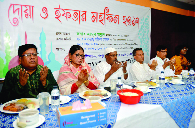 BOGRA: Abdul Mannan MP with members of Bogra Union of Journalists(BUJ) offering Munajat at an Iftar party at a local restaurant on Friday.