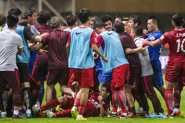 In this on Sunday Shanghai SIPG players (laying) and Guangzhou R&F players, blue jersey, tussle after Shanghai's Oscar was tackled on the ground, during their Chinese Super League match in Guangzhou in South China's Guangdong province. Former Chelsea pl