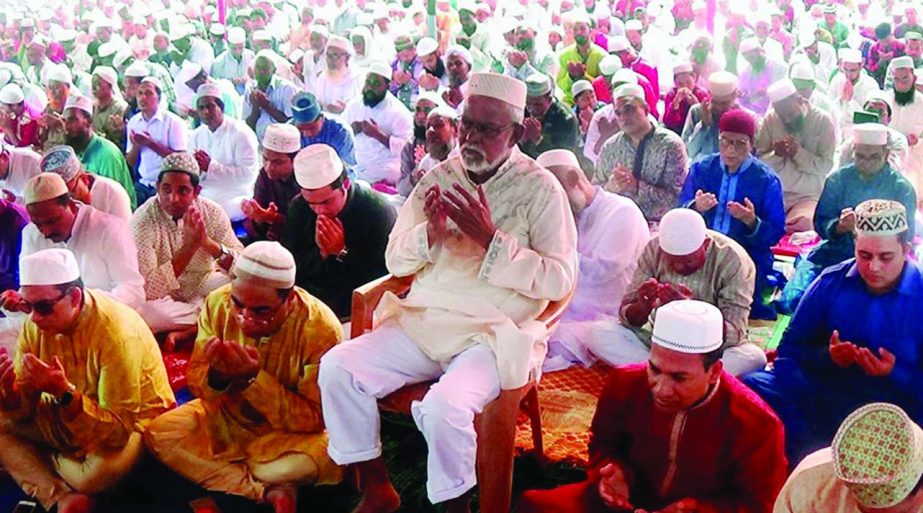 RANGPUR: Mayor of Rangpur Sarfuddin Ahmed Jhantu, Awami League leaders and local elite offering Munajat in the main Eid congregation at Central Collectorate Eidgah on Monday.