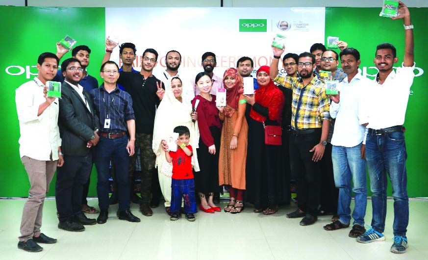 Head of Branding and Marketing of OPPO Bangladesh Bruce Lee and other high officials of OPPO pose in a picture with the winners of the 'OPPO ICC Champion's Trophy Cricket Quiz' contest and 'OPPO Cheer for Tigers with Selfie Expert' contest.