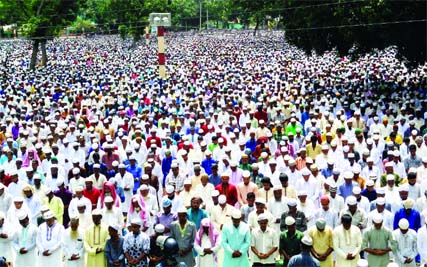 KISHOREGANJ: Country's biggest Eid congregation was held at the historic Sholakiya Eidgah Maidan in Kishoreganj on Monday. Noted Islamic thinker Moulana Farid Uddin Masud led the 190th Eid Jamaat .