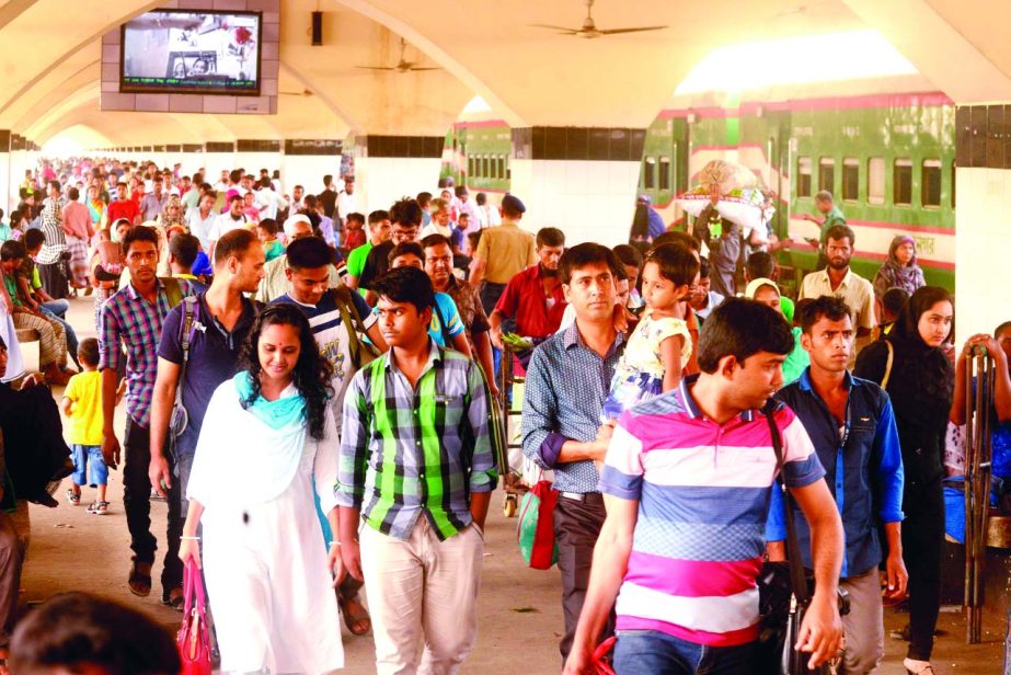 Eid holiday-makers start returning to the capital. This photo was taken from Kamalapur Railway Station on Wednesday.