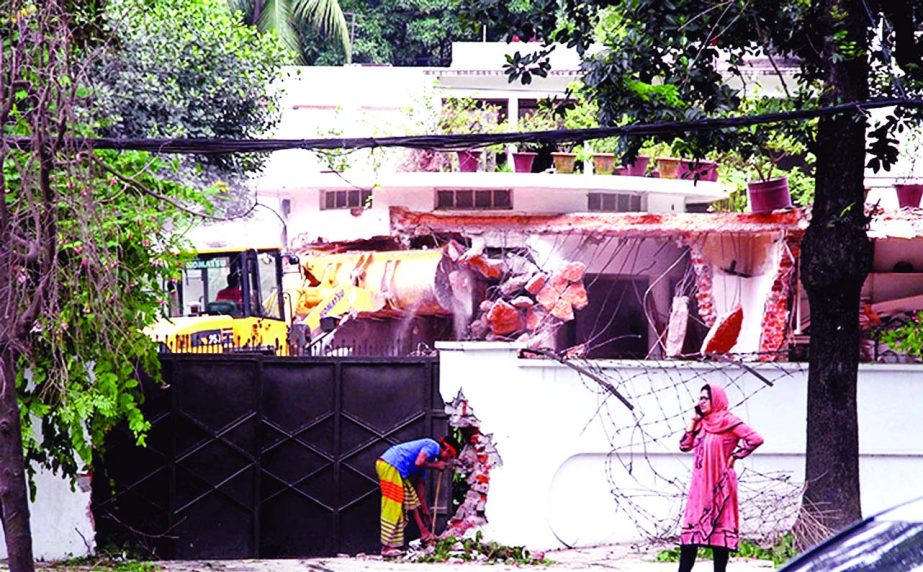 Rajuk authority demolishing the Gulshan house from where Barrister Moudud Ahmed evicted earlier. This photo was taken on Wednesday.