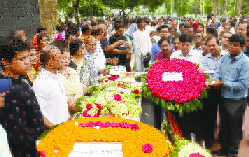 People from all walks of life paying tributes to Nazrul exponent Sudhin Das placing floral wreaths on his coffin at the Central Shaheed Minar in the city on Thursday.