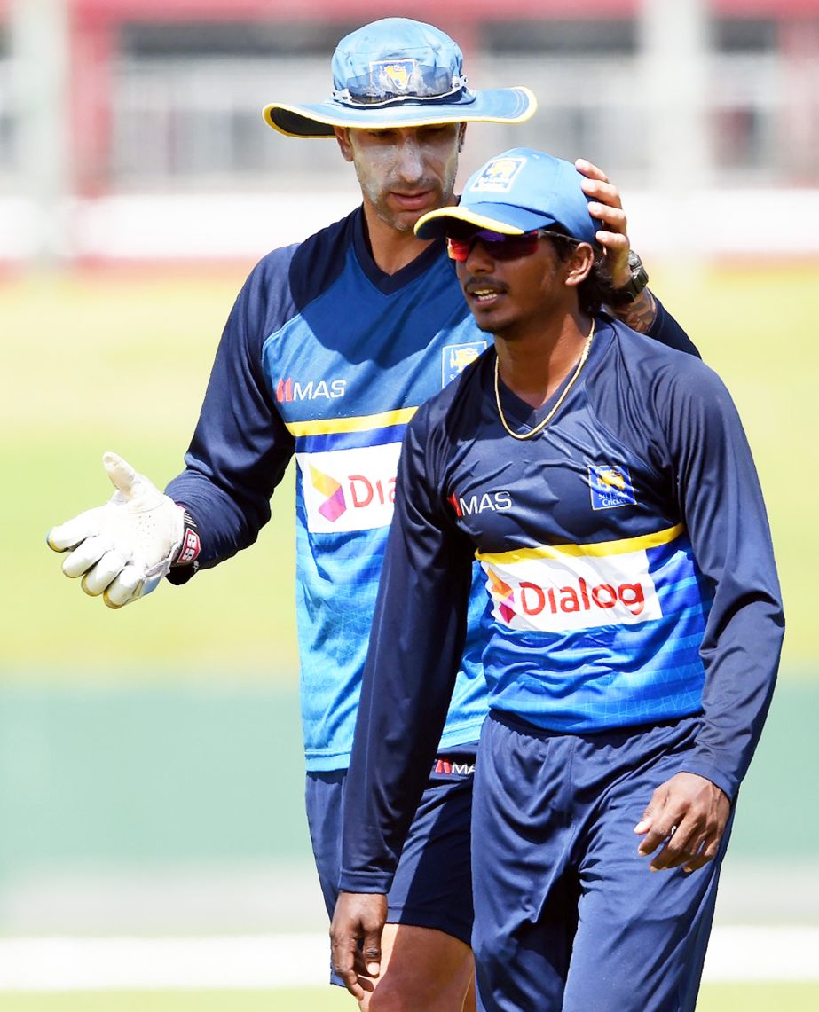 Sri Lankan cricket coach Nic Pothas (L) chats with Lakshan Sandakan at a practice session at Galle International Cricket Stadium in Galle on Thursday, ahead of the first One-Day Internationals (ODI) against Zimbabwe.Sri Lanka and Zimbabwe will play one Te
