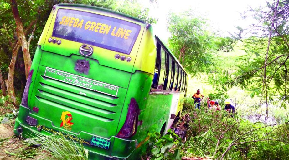 Six people were killed and 10 injured after a head-on collision between a bus and a microbus on Dhaka-Khulna highway at Kashiani Upazila in Gopalganj on Thursday.