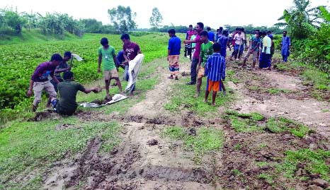HABIGANJ: Local youths are repairing the 20 years old road at Bashdor area in Baosha Union voluntary without passing Eid holidays. This snap was taken yesterday.