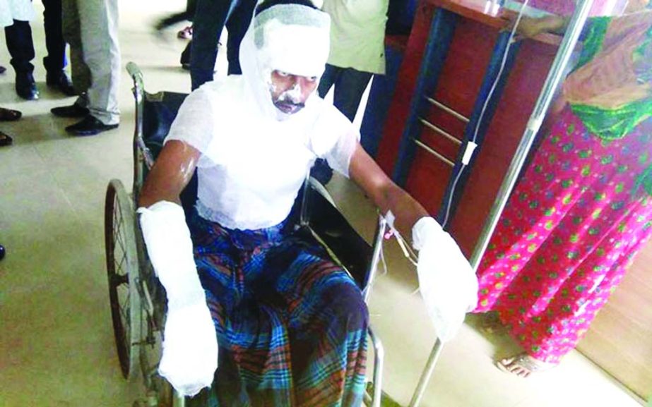 Driver of a battery-run auto-rickshaw Shamim Sikder poured kerosene on his body when traffic police seized his vehicle at Dhaka-Tangail Highway. The snap was taken from Palashbari Habib Clinic on Friday.