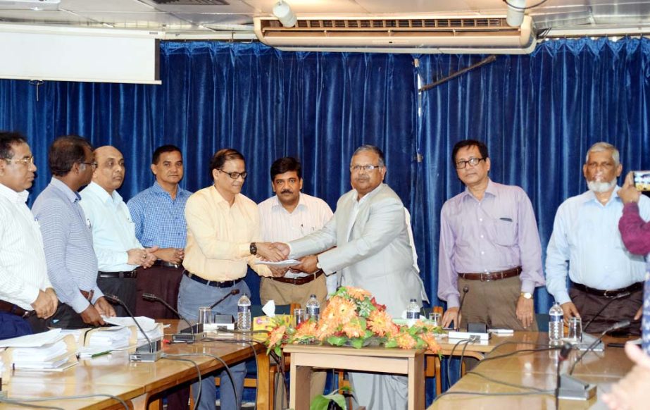 LGED Chief Engineer Shyama Prosad Adhikari at a MoU signing ceremony with executive engineers of different districts at LGED Headquarters in the city recently.