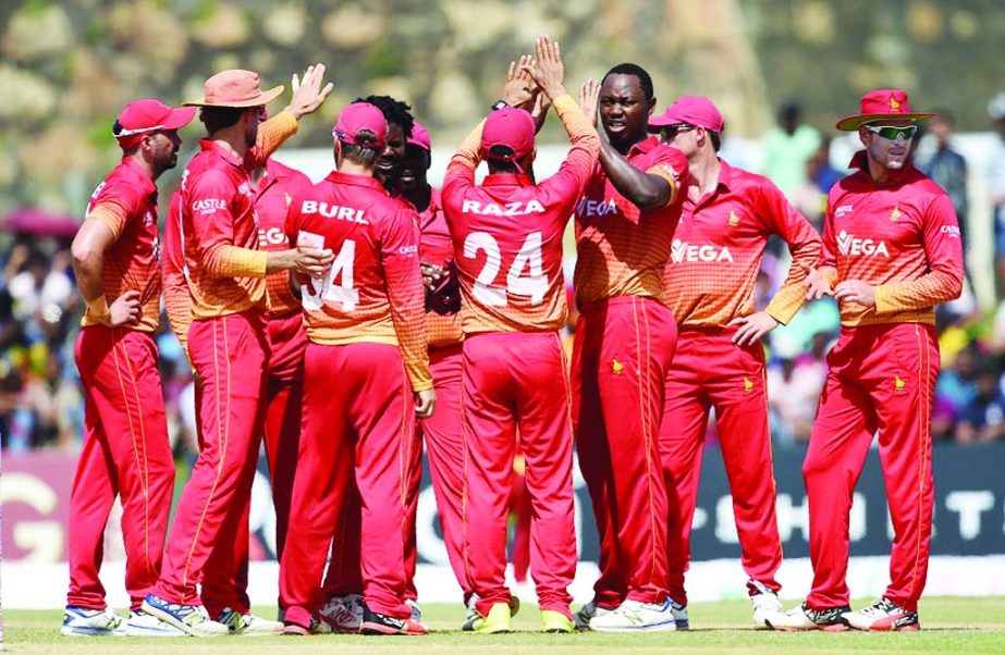 Zimbabwe cricketer Tendai Chatara (3R) celebrates with his teammates after he dismissed Sri Lankan cricketer Niroshan Dickwella during the first one-day international (ODI) cricket match between Sri Lanka and Zimbabwe at the Galle International Cricket St