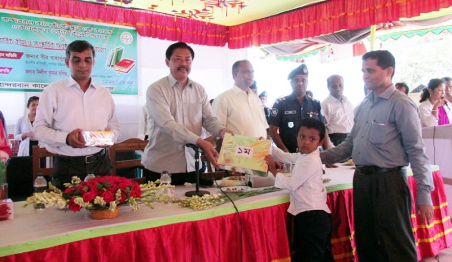 The annual sports and cultural function of Bandarban Collectorate School and College was held recently. State Minister for CHT Affairs Bir Bahadur Ushing MP distributing prize among the winners.