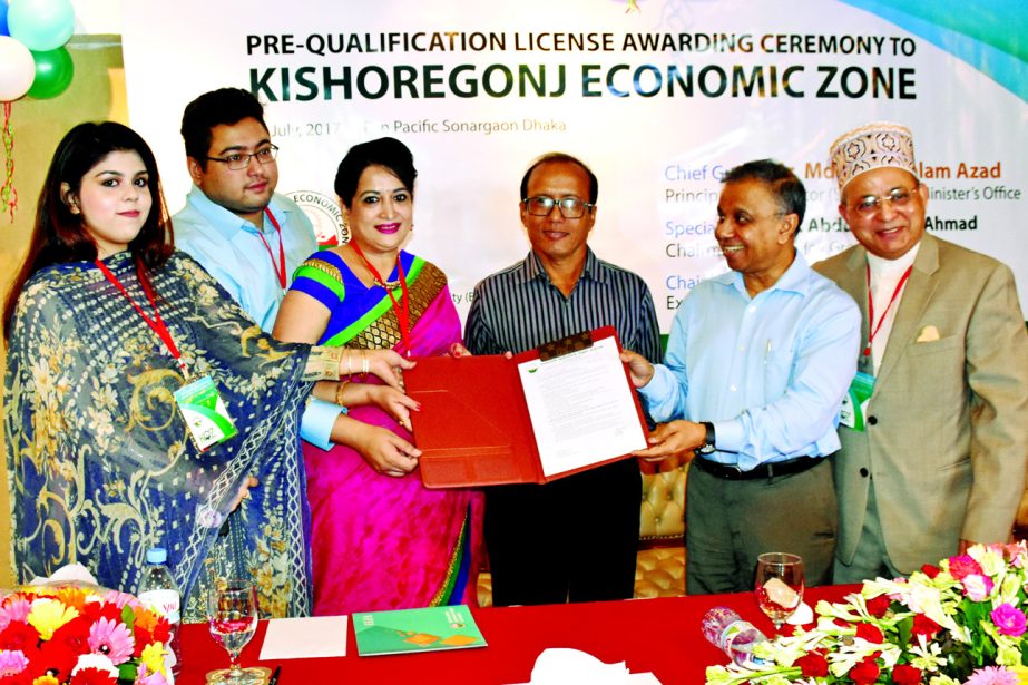 M Abul Kalam Azad, Principal Coordinator of SDG Affairs of Prime Minister's Office handing over pre-qualification license awarded for Kishoreganj Economic Zone (KEZ) to Selima Ahmad, Vice-Chairman and Director (HR) of Nitol-Niloy Group at a city hotel