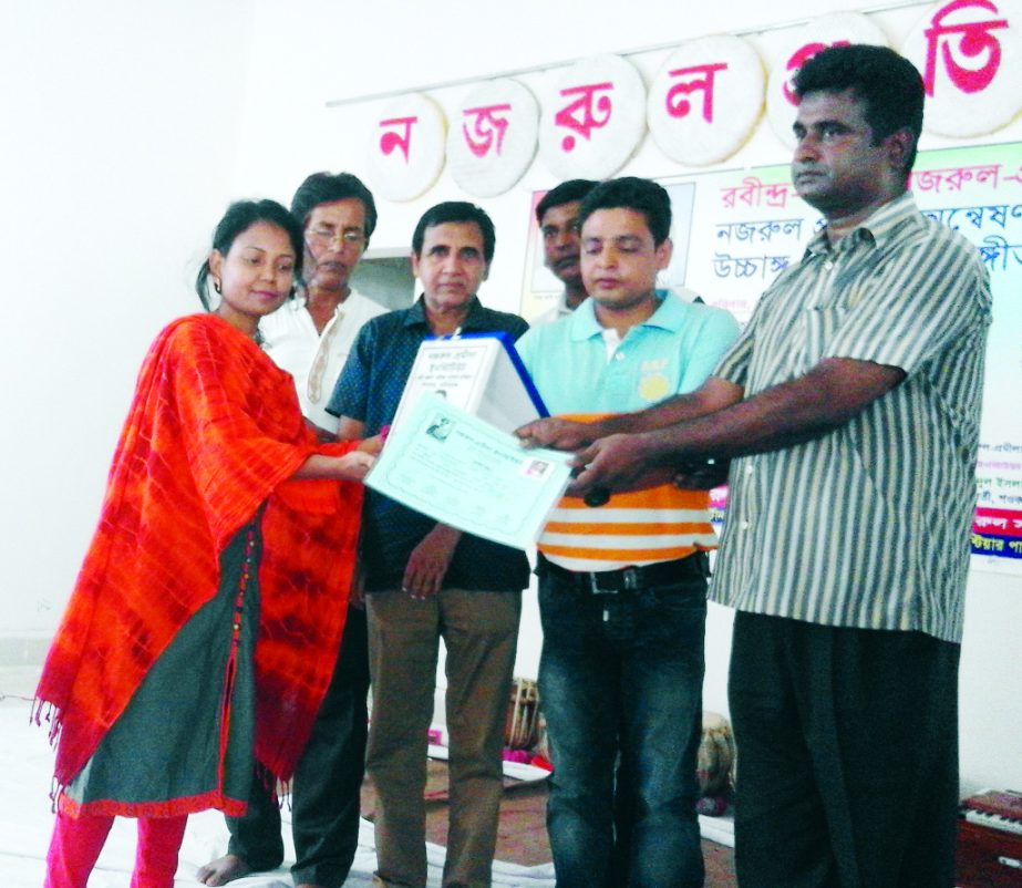 MANIKGANJ: Hasin Khatun, Assistant Teacher of Nali Baroria Primary School receiving prize for reciting poem organised by Shibalaya Nazrul Promila Institute recently.