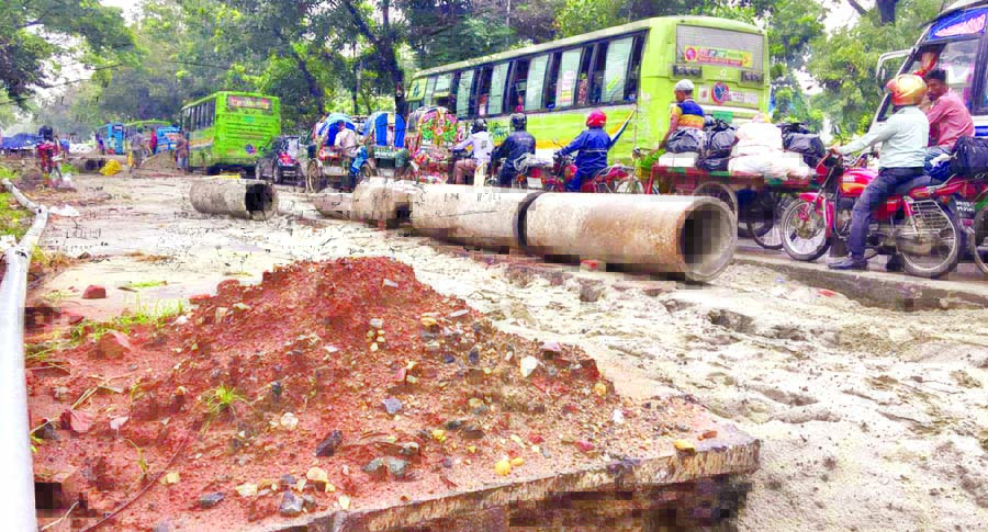 Road digging across the capital creating acute traffic gridlock and untold sufferings to commuters and residents of the areas. Photo shows Agargaon to Mirpur 11, road digging for utility services are going on unabated for months. This photo was taken on T