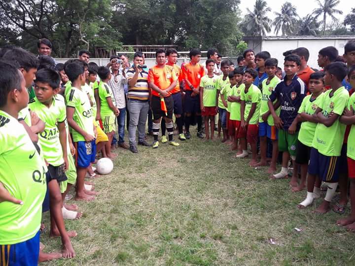 Players of Basta Govt Primary School and Khararchar Govt Primary School get together just before the final match of the Bangabandhu Gold Cup Primary School Football Tournament with referees at Khushura High School playground in Dhamrai on Saturday.