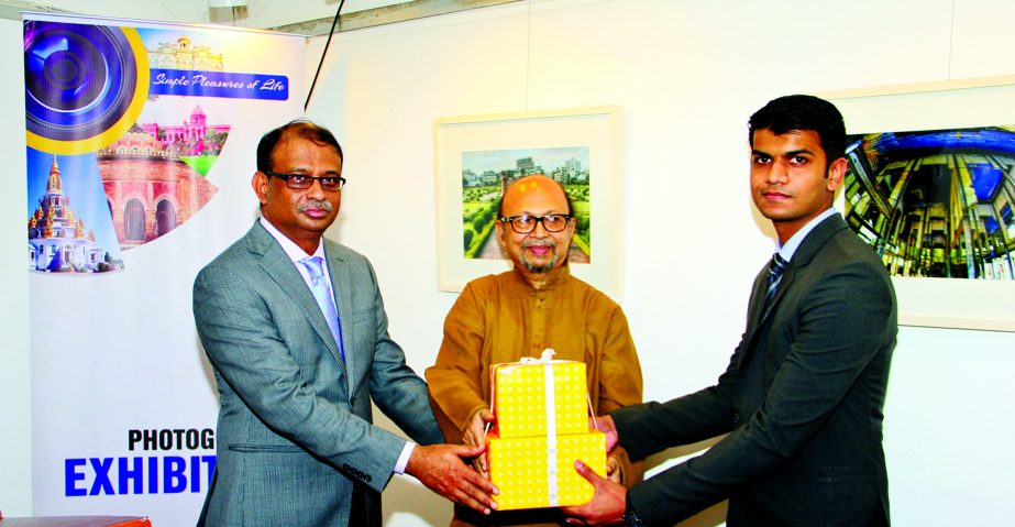 Renowned painter Hashem Khan, EBL Managing Director Ali Reza Iftekhar, handing over the first prize to Syed Ahasanul Karim Antor, winner of the photo contest, organized by Eastern Bank for their employees.