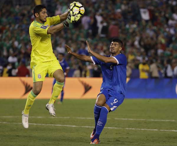 Mexico Goalkeeper Jesus Corona (left) takes the ball past El Salvador's Nelson Bonilla during a CONCACAF Gold Cup soccer match in San Diego on Sunday.