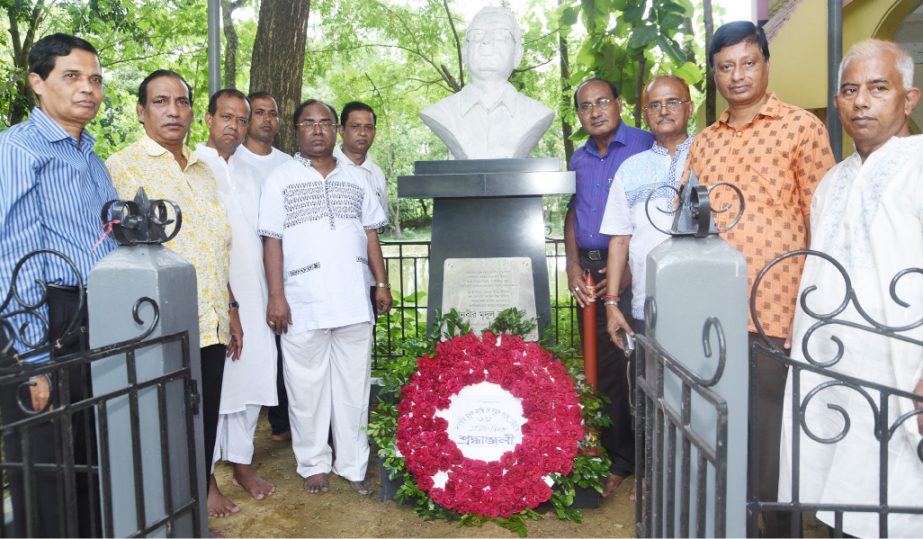 Local elite placing wreaths at the graveyard of philanthropist Mridul Kanti Dey at his 3rd death anniversary at Raozan yesterday.