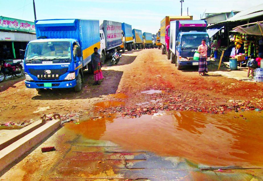 About 800 light to heavy vehicles are in queues and got stuck for several hours at Louhajong Shimulia-Kathalbari in Munshiganj Navigation route turning point due to disruption of ferries and heavy current of the Padma River, causing untold sufferings to c