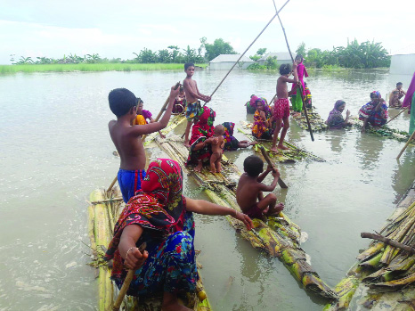 KURIGRAM: Women with their kids at Baladoba Char in Ulipur Upazila rushing to journalistsâ€™ boat seeking relief on Saturday.