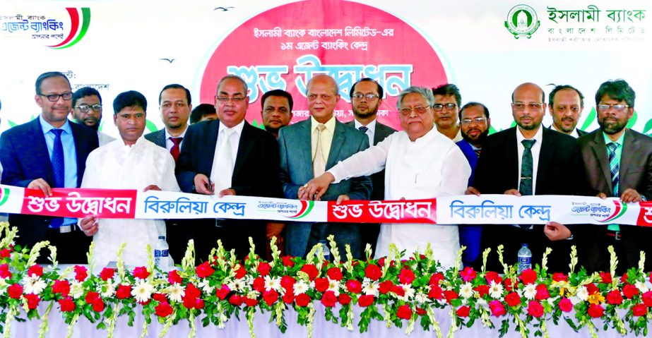 Md. Abdul Hamid Miah, Managing Director of Islami Bank Bangladesh Limited, inaugurating its First Agent Banking Center at Bou Bazar, Birulia in Savar on Saturday. Md. Abul Boshor, Bangladesh Bank's General Manager Md. Mahbub-ul-Alam, AMD, Md. Taher Ahme