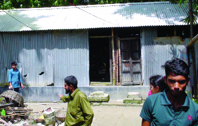 MYMENSINGH: Miscreants vandalised houses demanding extortion at Suhila area in Mymensingh Sadar Upazila on Saturday.