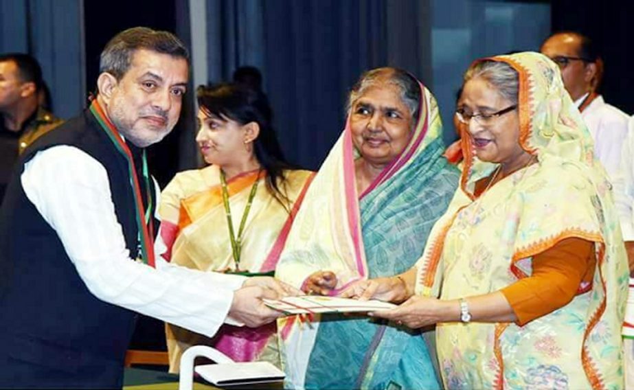 Chairman of the Parliamentary Standing Committee on Ministry of Railway ABM Fazle Karim Chowdhury MP receiving Bangabandhu Jatiya Krishi Award from the Prime Minister Sheikh Hasina at Osmani Smriti Auditorium on Sunday.