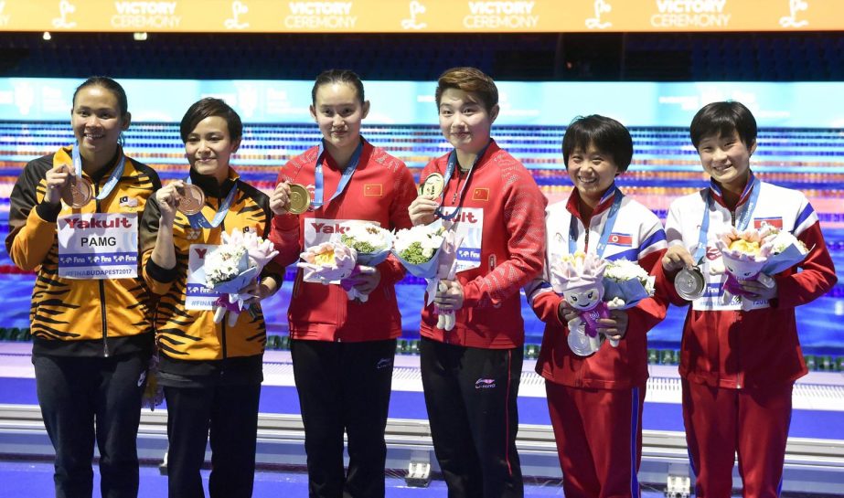 From left: Bronze medal winners Jun Hoong Cheong and Pandelela Pamg of Malaysia, gold medal winners Qian Ren and Yajie Si of China and silver medal winners Mi Rae Kim and Kuk Hyang Kim of North Korea pose on the podium after the women's diving 10m sync