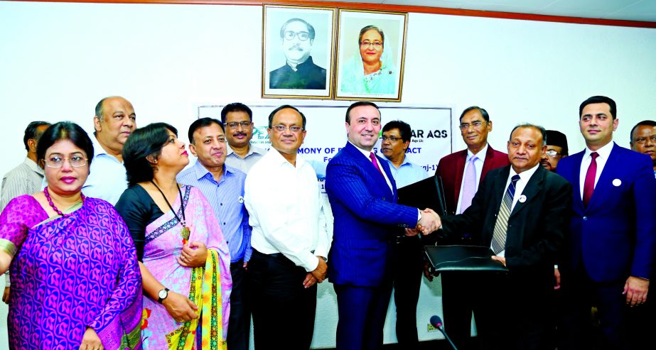 Mohammad Ali, Company Secretary of BAPEX and Ramin Isayev, Director General, of SOCAR AQS LLC, Azerbaijan, exchanging a contract signing documents at Petrobangla head office in the city on Sunday. Nazimuddin Chowdhury, Chairman of BAPEX, presided over the