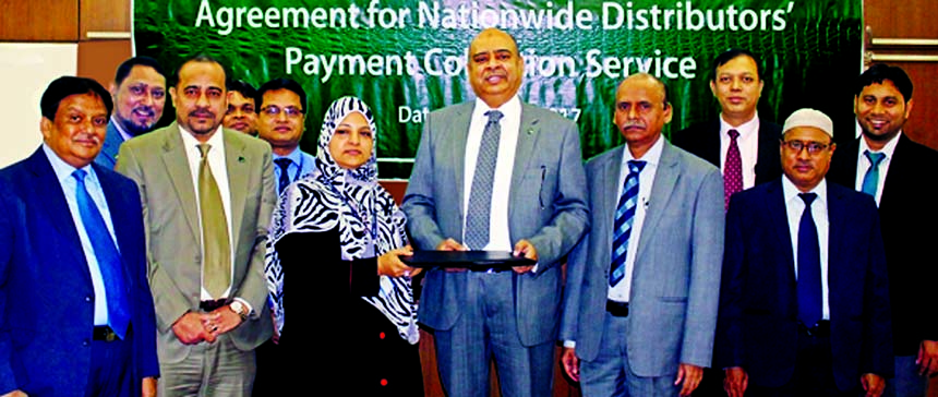 Syed Waseque Md Ali, Managing Director of First Security Islami Bank Limited and Uzma Chowdhury, Finance Director of Pran-RFL Group, exchanging agreement signing documents at the banks head office in the city on Monday. Under the deal, distributors of Pra