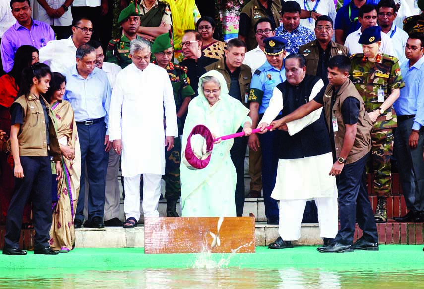 Prime Minister Sheikh Hasina releasing the fish fry at Ganabhaban lake on the occasion of Jatiya Matsya Saptaha-2017 on Wednesday. Photo: BSS