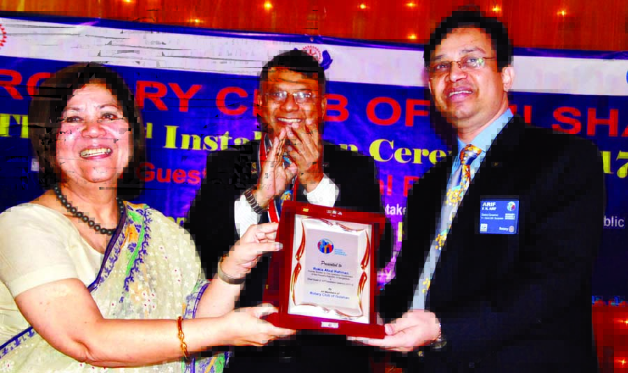 Rotary Governor F.H Arif presenting crest to former adviser to the Caretaker Govt. Rokia Afzal Rahman at installation ceremony of Rotary Club of Gulshan held recently at DOHS Convention Centre, Dhaka.