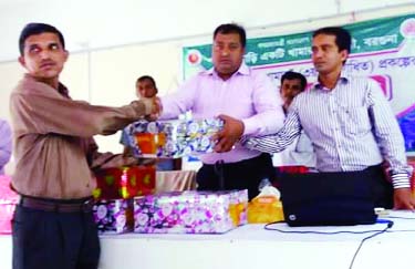 BETAGI (Barguna) : MM Mahbubur Rahman, UNO, Betagi Upazila giving the best manager award to Ahsan Habib for the Ekti Bari Ektoi Khamar Project at Upazila Auditorium on Tuesday.