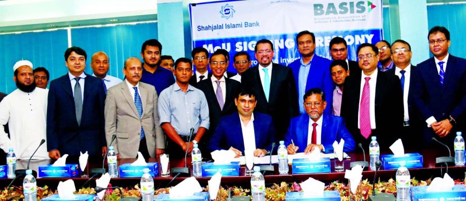 Mustaque Ahmed, Head of Business Development and Liability Marketing Division of Shahjalal Islami Bank Ltd and Delowar Hossain Faruk, Chairman of the Standing Committee on Members Welfare of BASIS, sign a Memorandum of Understanding on Tuesday at the ban