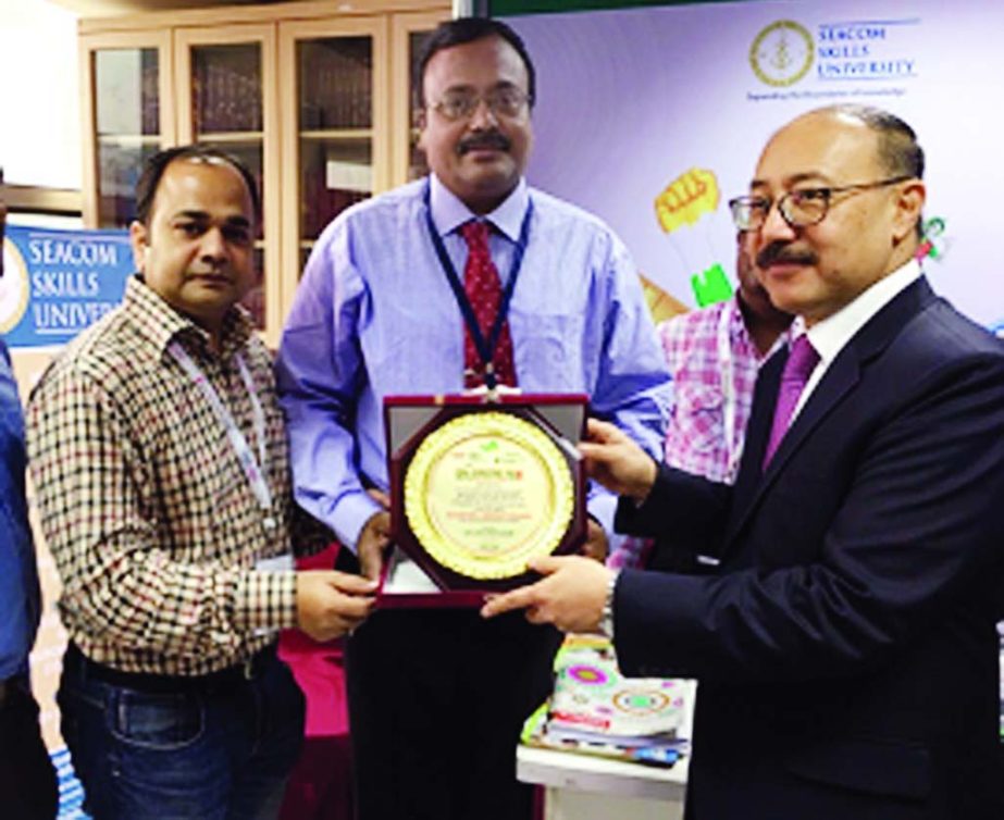 The High Commissioner of India Harsh Vardhan Shringla awarded momento to Seacom Skills University at the Indian Education Fair-2017. This renowned University is situated at Shantiniketon, West Bengal with a vast campus of around 100 acres of land & own ho