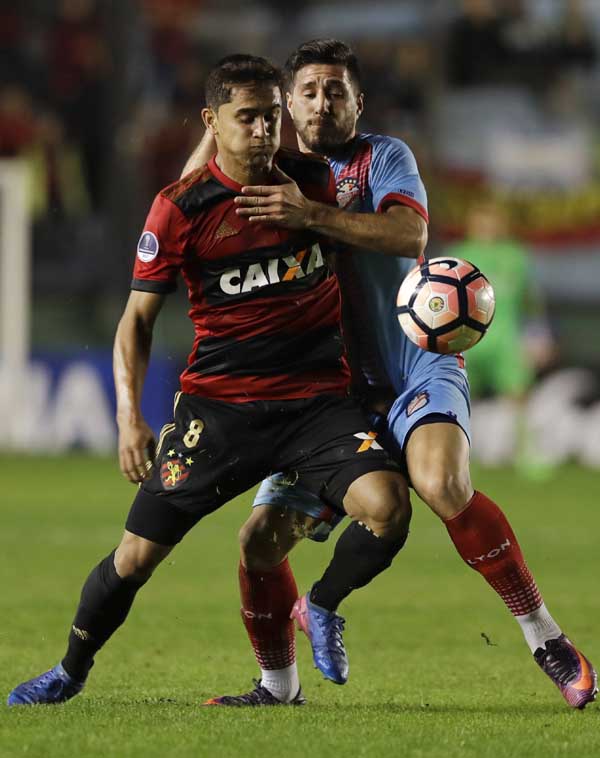 Federico Milo of Argentina's Arsenal (front) fights for the ball with Everton Felipe of Brazil's Sport Recife at a Copa Sudamericana soccer match in Buenos Aires, Argentina on Thursday.