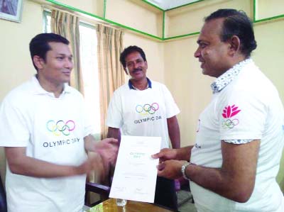 KISHOREGAJ: CAB President and senior journalist Alam Sarowar Tito receiving a Olympic Day Run certificate from Acting DC of Kishoreganj Md Akter Jamil at the inaugural ceremony of Olympic Day Run at local stadium on Friday.