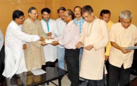 President of Bangladesh Federal Union of Journalistâ€™s Manjurul Ahsan Bulbul and BFUJ Secretary General Omar Faruk handing over the cheques to ailing journalists at a simple function on Monday