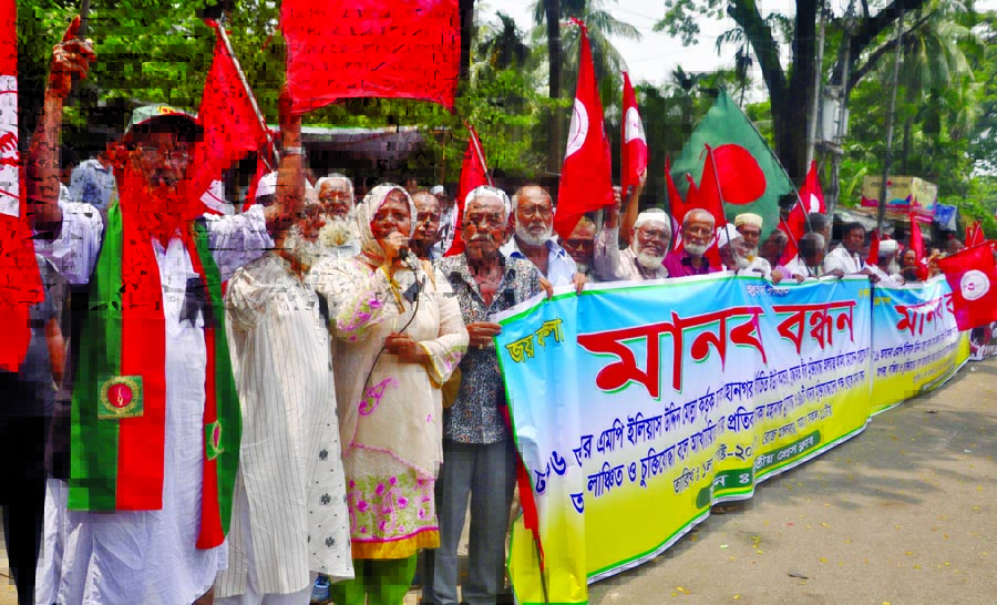 Mahanagar freedom fighters formed a human chain in front of the Jatiya Press Club on Tuesday in protest against humiliation on war wounded freedom fighter Amir Hossain Mollah by Elias Mollah, MP of Dhaka-16 constituency.
