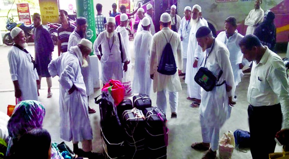 Hajj pilgrims are waiting at the Ashkona Hajj camp due to cancellation of flights for visa complications on Tuesday.