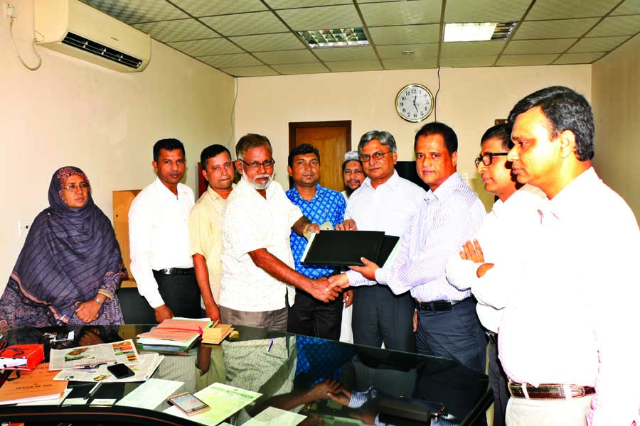 Bangladesh Council of Scientific and Industrial Research ( BCSIR) has developed a process of production of vegetable Ghee recently. Md Golam Rabbany , Member ( Dev) exchanging lease agreement document at a ceremony in the city yesterday. The agreement