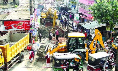 KHULNA: Pedestrians including school-goers facing acute problems due to unplanned road digging by KWASA . This picture was taken from Khulna- Satkhira Road at Daulatpur Muhsin Intersection yesterday.