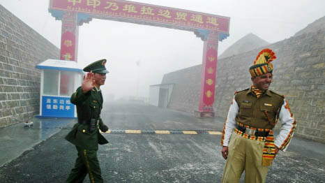 A Chinese soldier (L) next to an Indian soldier at the Nathu La border crossing between India and China in India's northeastern Sikkim state.