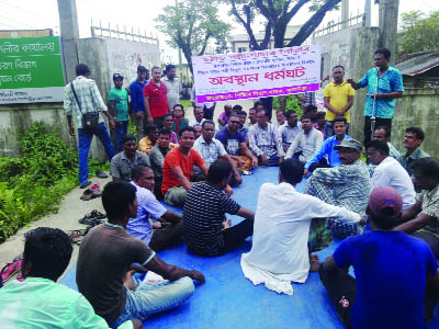 KULAURA(Moulvibazar): Power Delopment Board (PDB) costomers of Kulaura observeda sit- in -programme protesting remour of hand over Kulaura Budyut Supply to Palli Budyut on Wednesday.