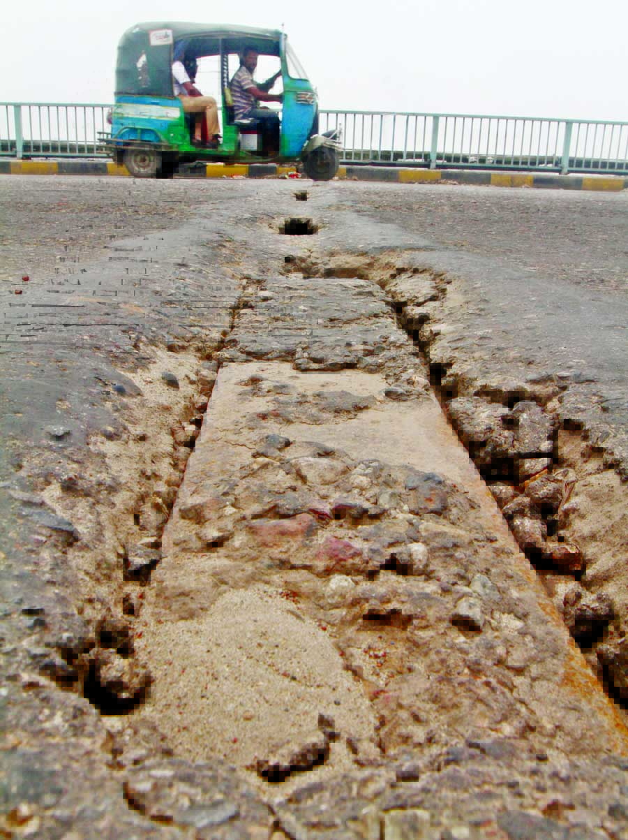 Cracks developed on the middle of the Buriganga Bridge-1 for quite a long time posing danger of fatal accidents at any time. But the authorities concerned have not yet taken any initiative to repair the bridge for the reasons best known to them.